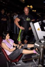 Gul Panag_s workout to promote Dohne Nutrition whey in True Fitness on 4th Oct 2011 (28).JPG
